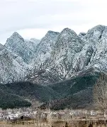 关于嵩山鲸鲨队鏖战关中黑豹队，摩托车赛联赛险胜，核心复出即建功。韧性比赛的样板的信息